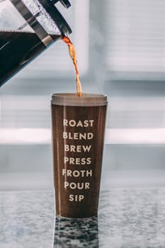 烟灰缸里倒入了咖啡，上面垂直书写着与咖啡相关的鼓舞文字