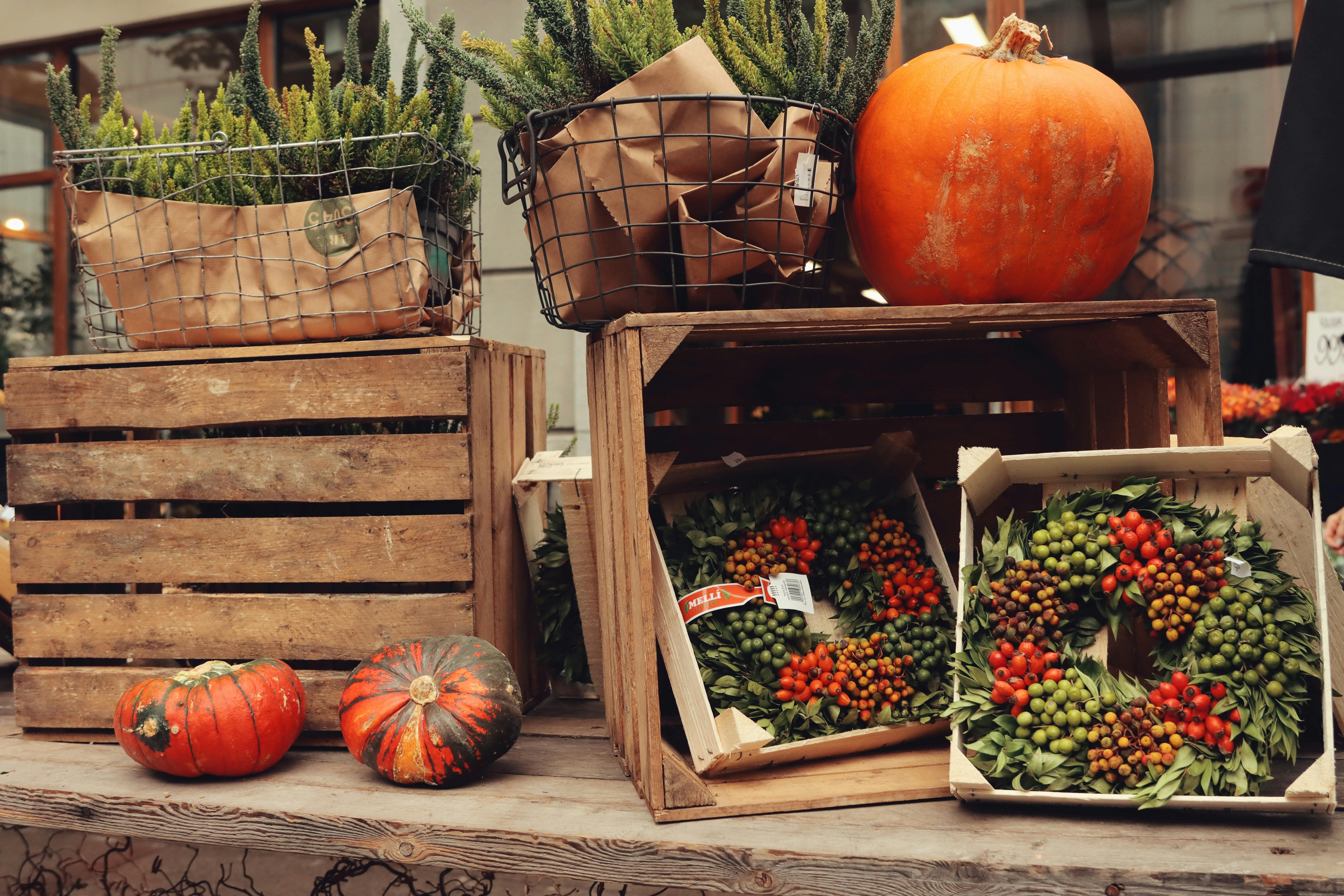 Rustic autumn market scene showcasing pumpkins and wreaths in Jönköping, Sweden.