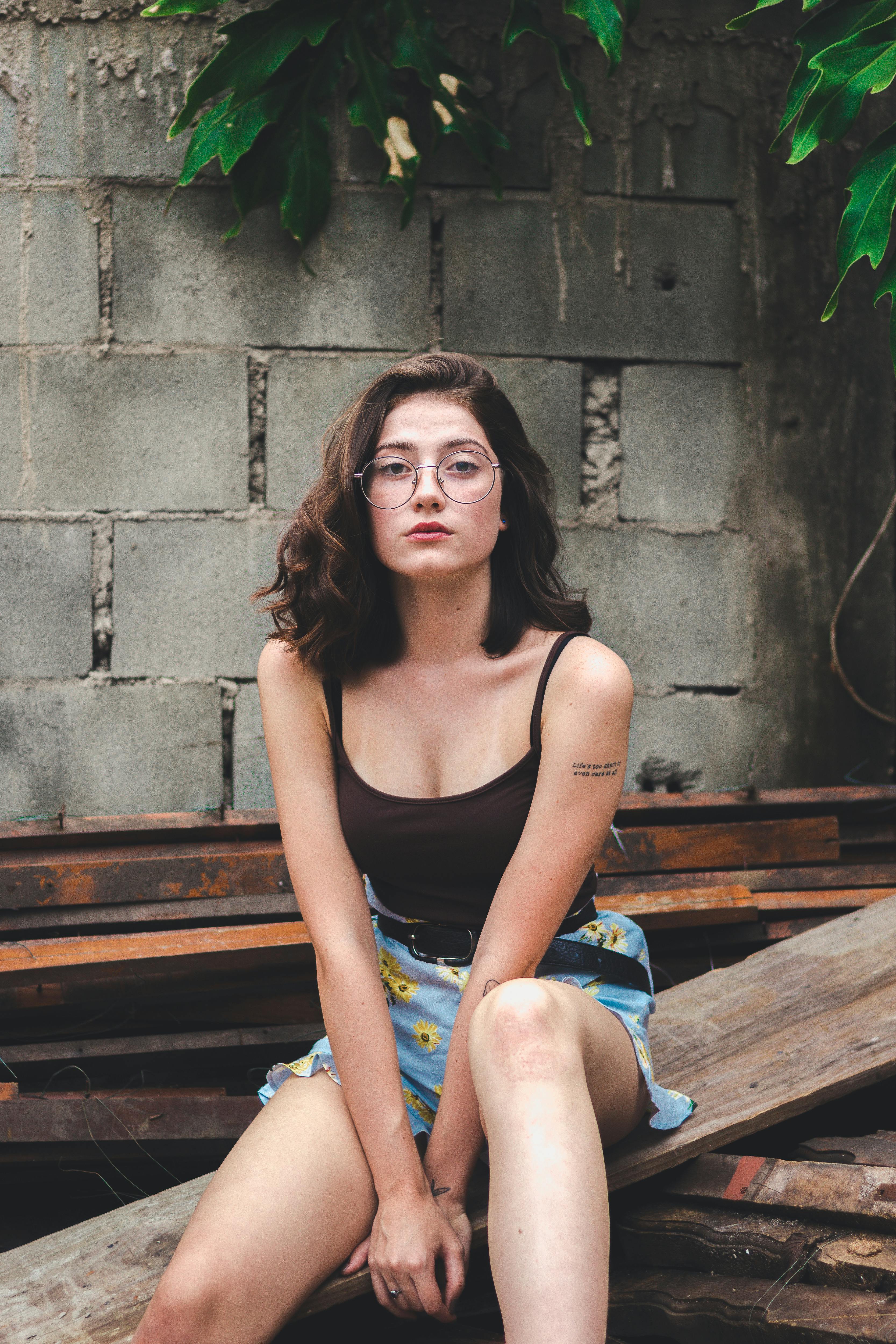 在乡村背景下，一位时尚的年轻女子摆出姿势，展现现代风尚