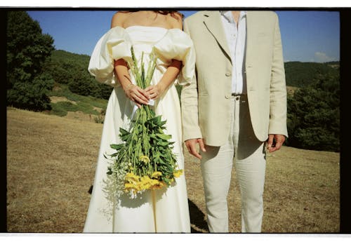 Безкоштовне стокове фото на тему «Polaroid, букет, весільна сукня»