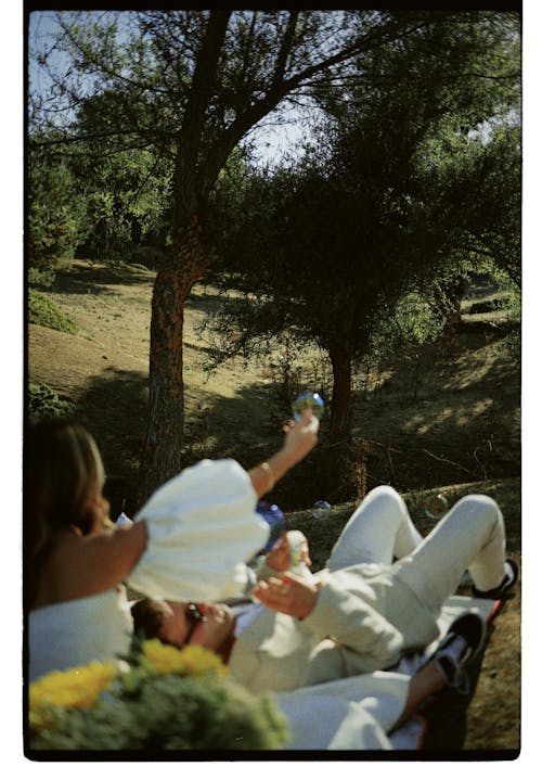 Free Newlyweds Lying Down on Picnic Stock Photo