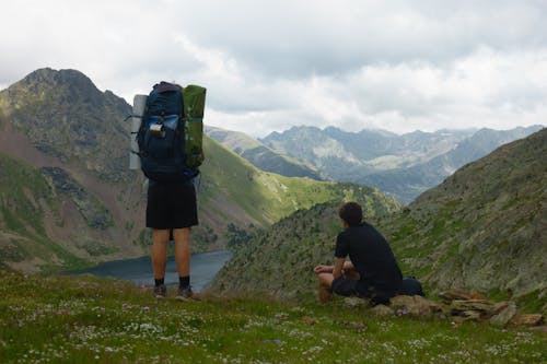 Foto d'estoc gratuïta de assegut, aventura, dempeus