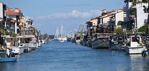 Бесплатное стоковое фото с городской, здания, моторные лодки