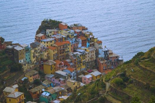 Colorful cliffside houses overlooking the sea in Manarola, Cinque Terre, Italy.