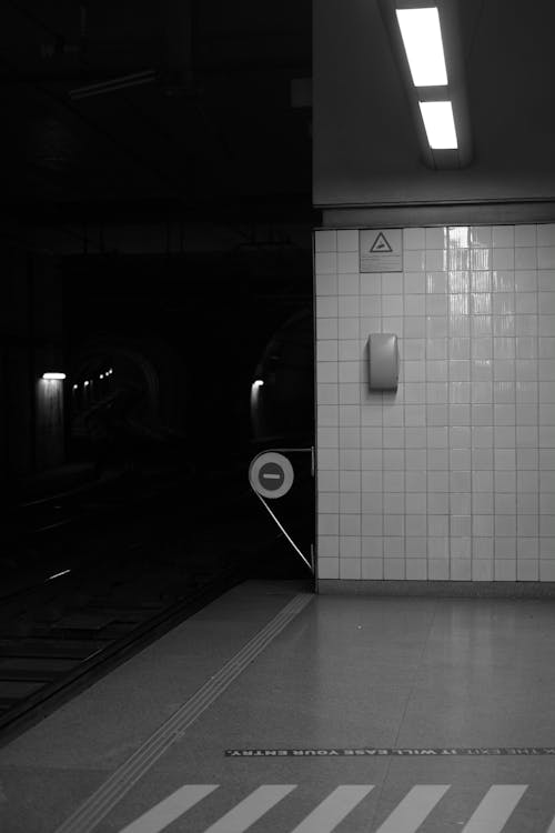 Foto stok gratis dinding, hitam & putih, kereta bawah tanah