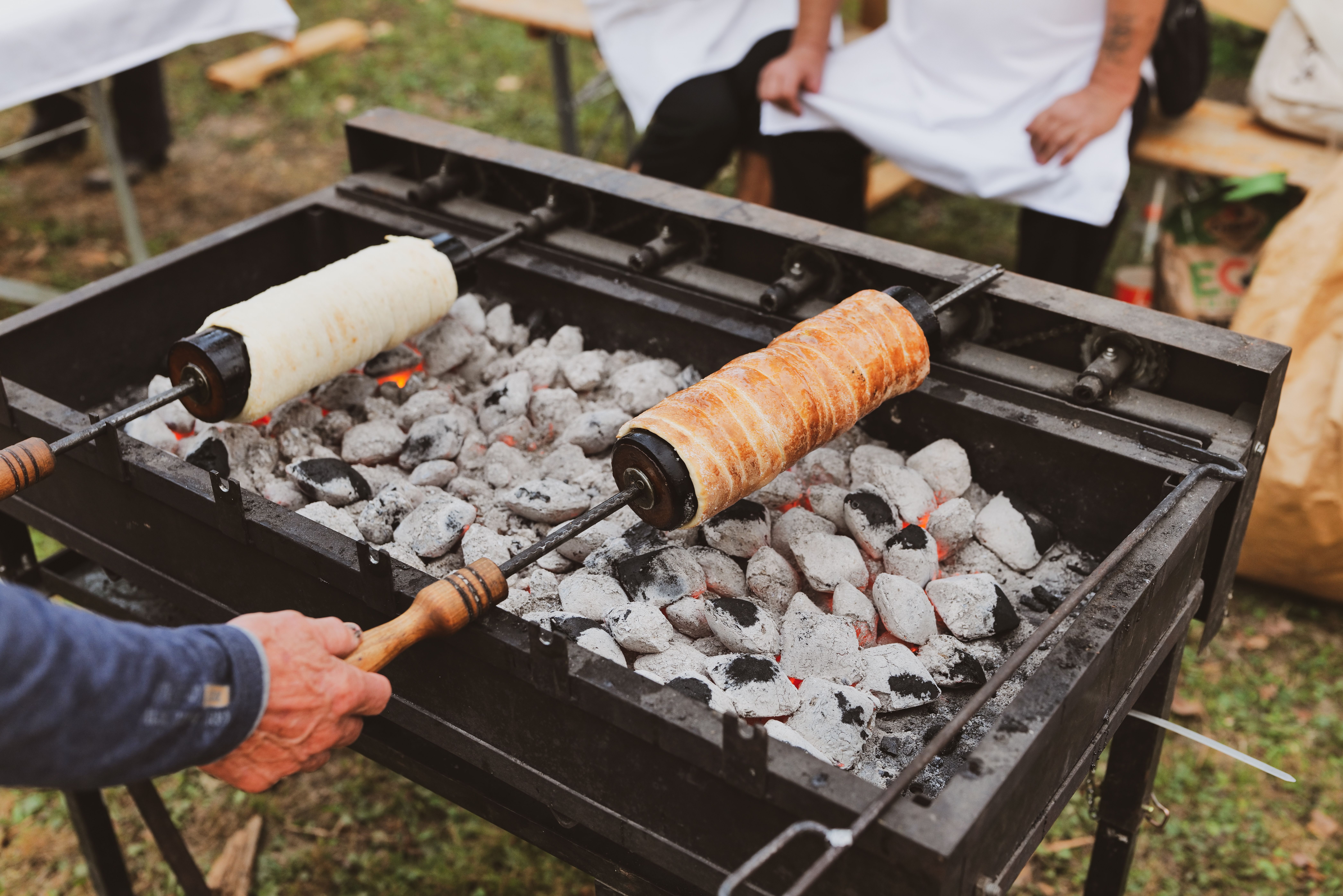 Erdélyi kürtöskalács: a székelyek ősi kemencés édessége – chimney cake baking over charcoal fire