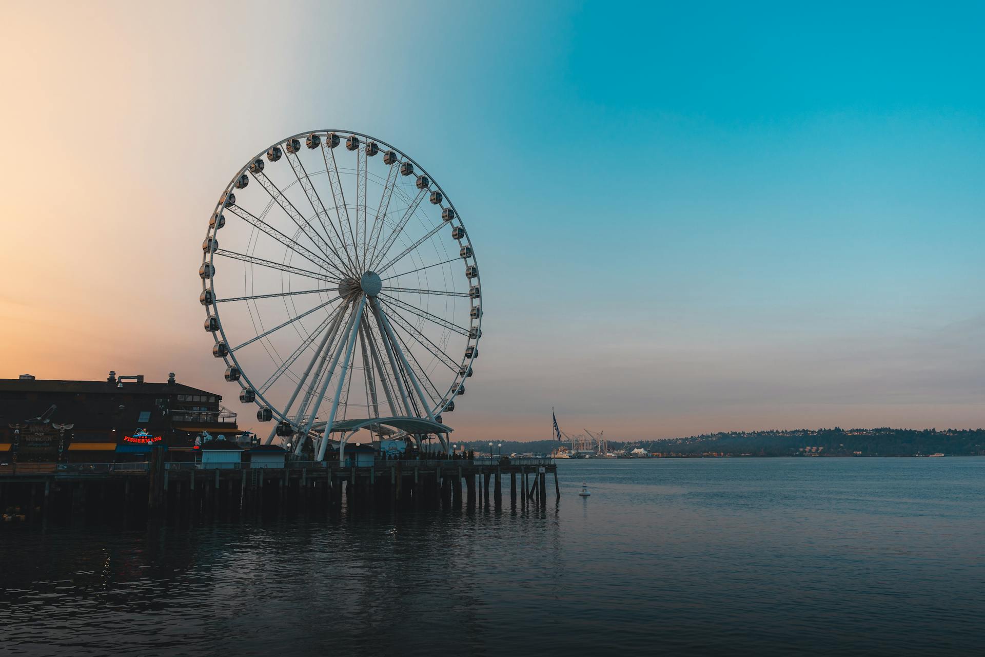 The Seattle Great Wheel, Elliott Bay in Seattle, Washington, USA