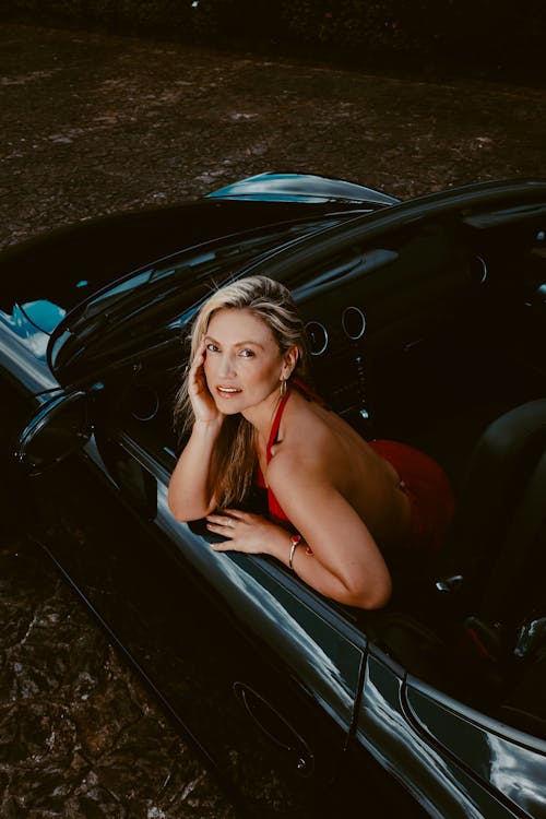 Fotobanka s bezplatnými fotkami na tému atraktívny, blondína, čierne športové auto