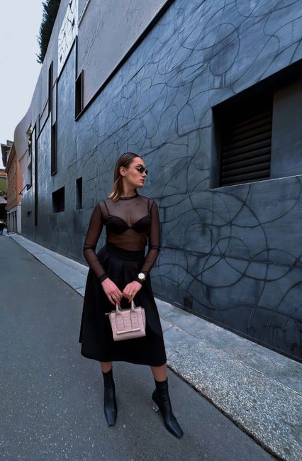 Transparan detaylar ve midi etek; bugün siyah kendini gerçekten belli ediyor, bu kombin favori oldu ✨
#kadınmodası #black #skirt #boots