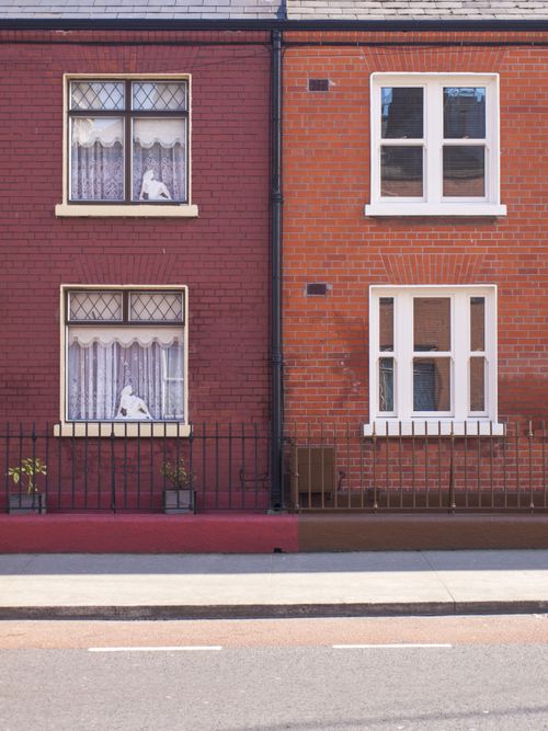Free Contrast of red and brown brick houses on a quiet Dublin street, showcasing urban architecture. Stock Photo
