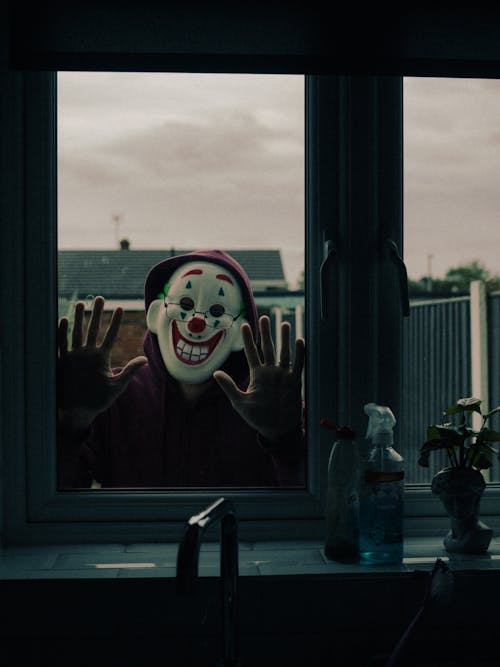Kostenloses Stock Foto zu clown-maske, fenster, gespenstisch