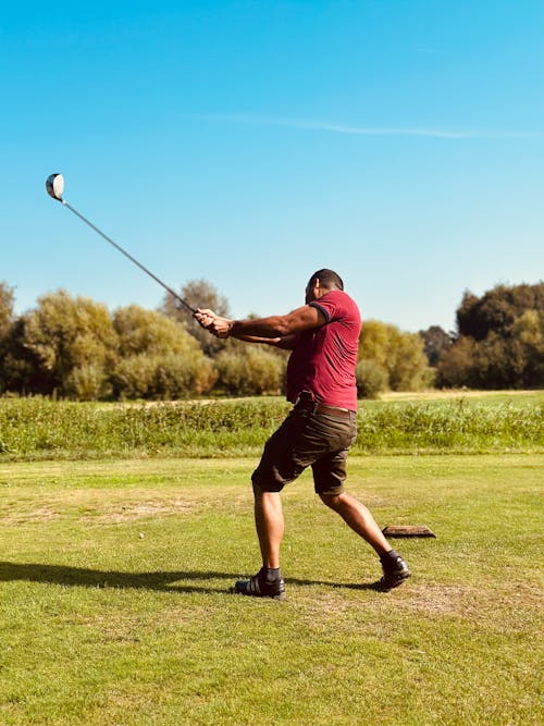 Бесплатное стоковое фото с вертикальный выстрел, выборочный фокус, гольф