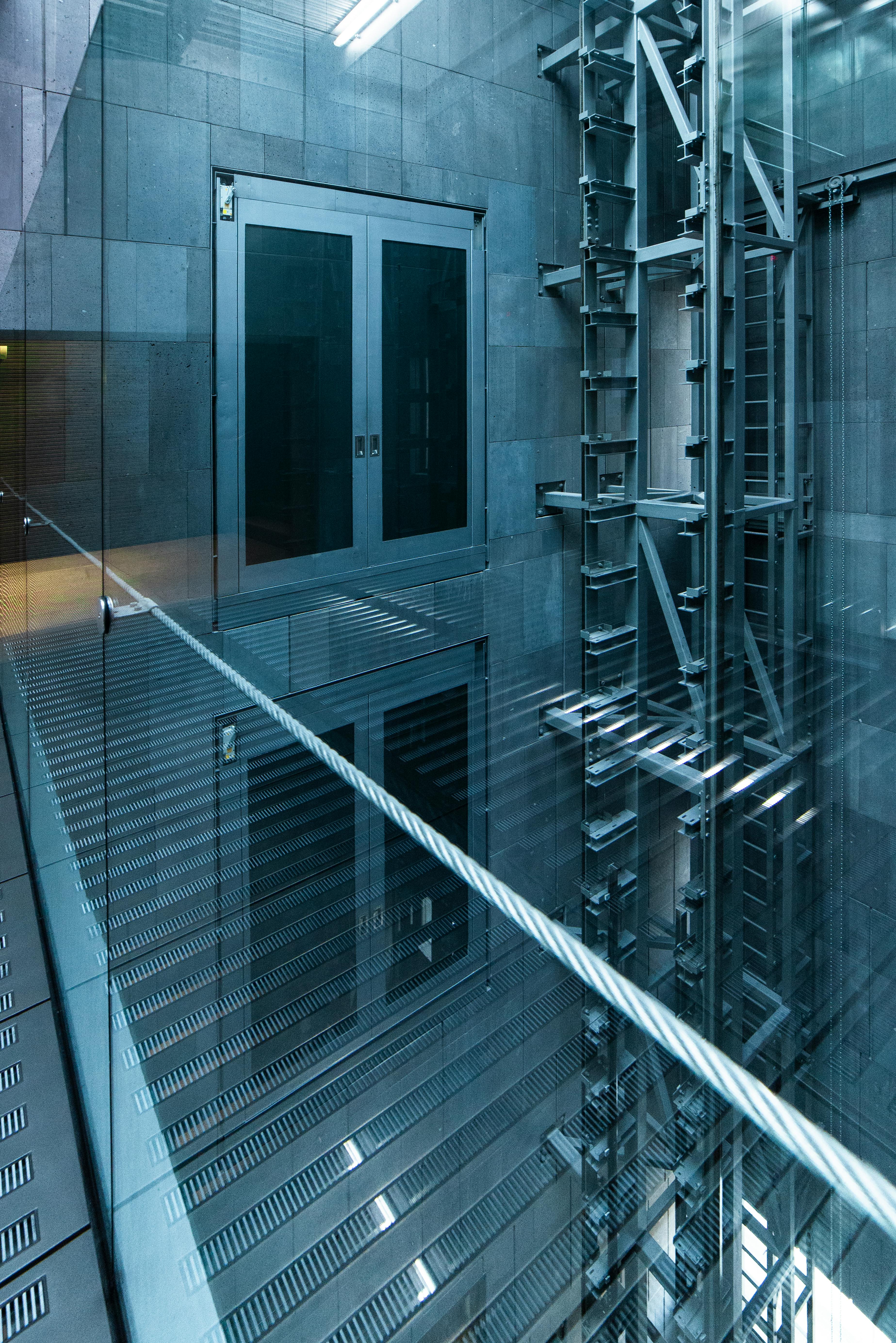 エレベーター ガラス 光の反射の無料の写真素材
