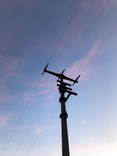 Fotobanka s bezplatnými fotkami na tému elektrická energia, elektrické vedenia, jasná obloha