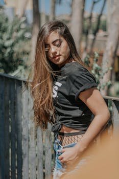 一位留着长发的时尚女士在户外休闲地享受阳光