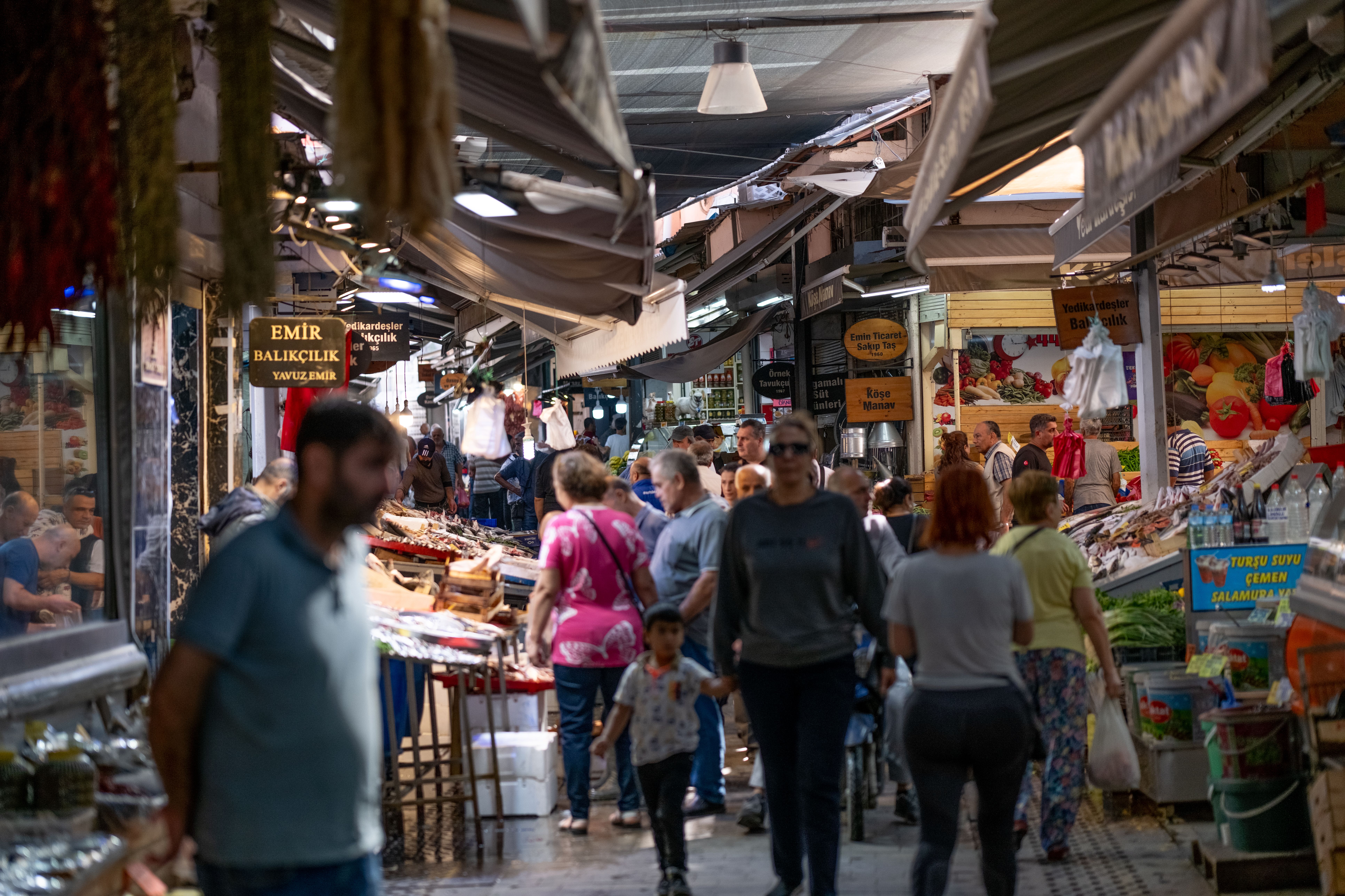 Bustling marketplace in İzmir, Türkiye, showcasing local culture and daily life.