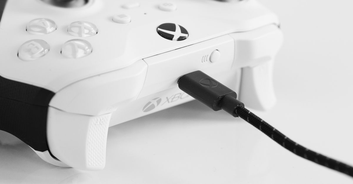 Xbox controller batteries rechargeable Play and Charge Kit Xbox Series X