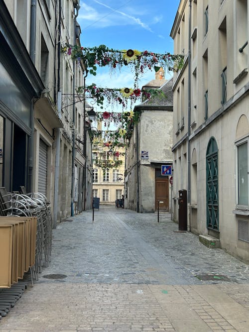 Foto d'estoc gratuïta de blocs de pisos, buit, carreró