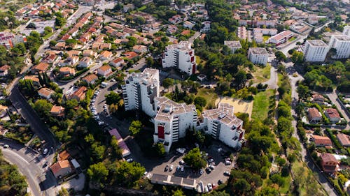 Vista Aérea Por Drones De Edificios Urbanos Y Barrios Desde Arriba.