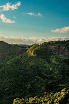 日出时分，青山的壮丽景色与蓝天相映，非常适合旅行和自然主题