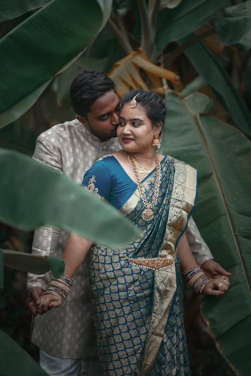 Pemotretan Pernikahan Pasangan India Di Luar Ruangan
