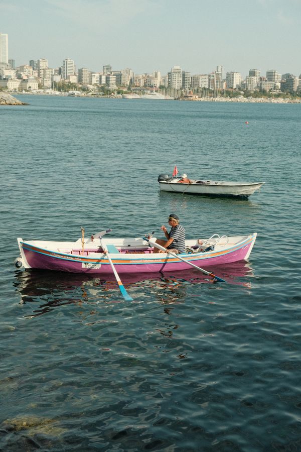 A teammate rowing a boat on the bay — photo by Onur on Pexels