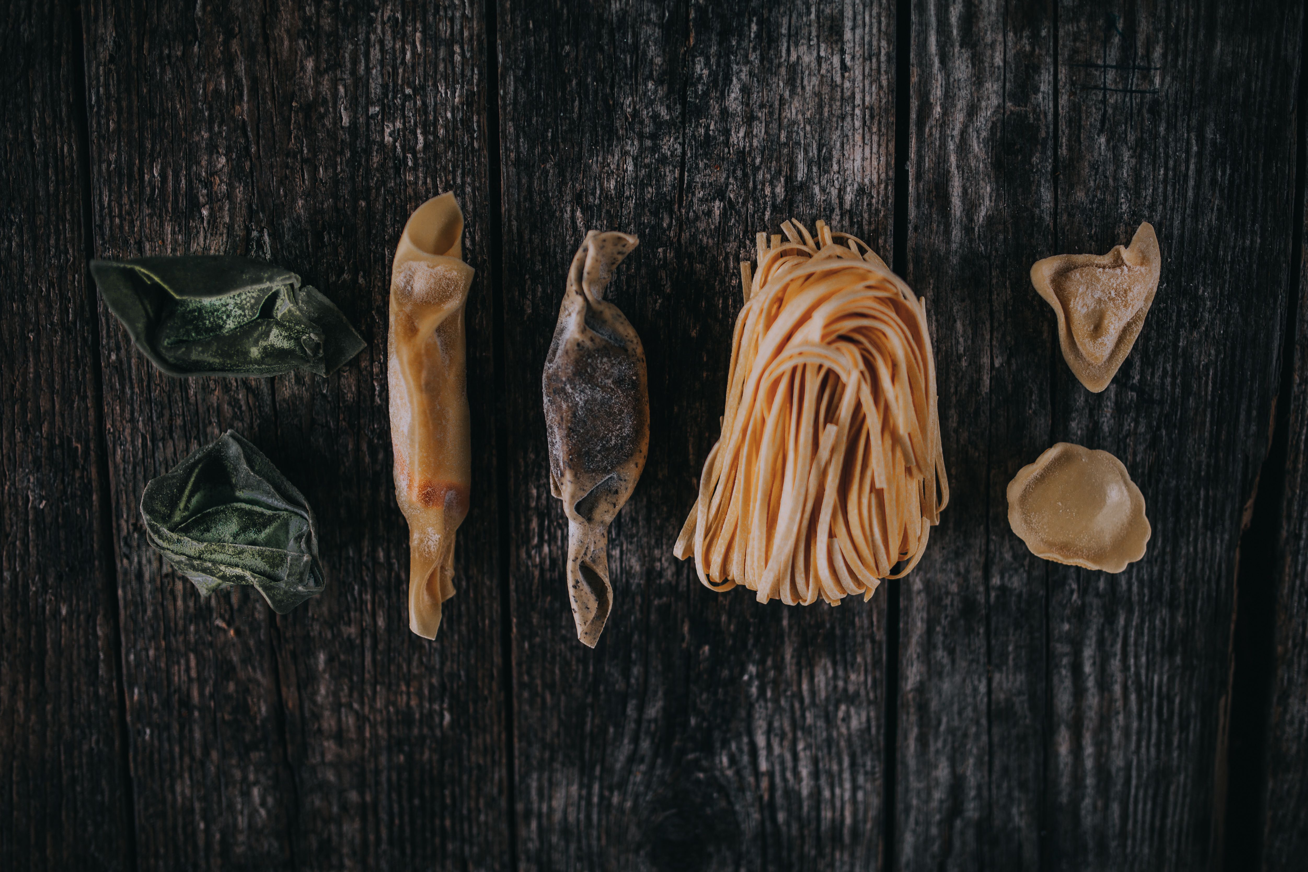 Variedade de massas frescas: ravioli, tagliatelle e farfalle - receitas de massa