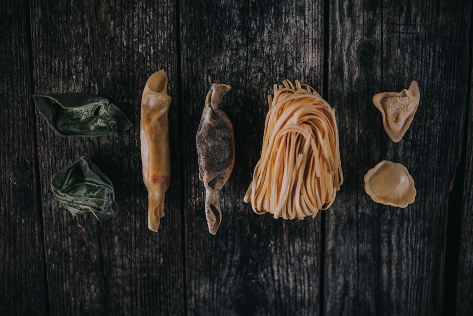 Variedade de massas frescas: ravioli, tagliatelle e farfalle - receitas de massa Variedade de massas frescas: ravioli, tagliatelle e farfalle - receitas de massa