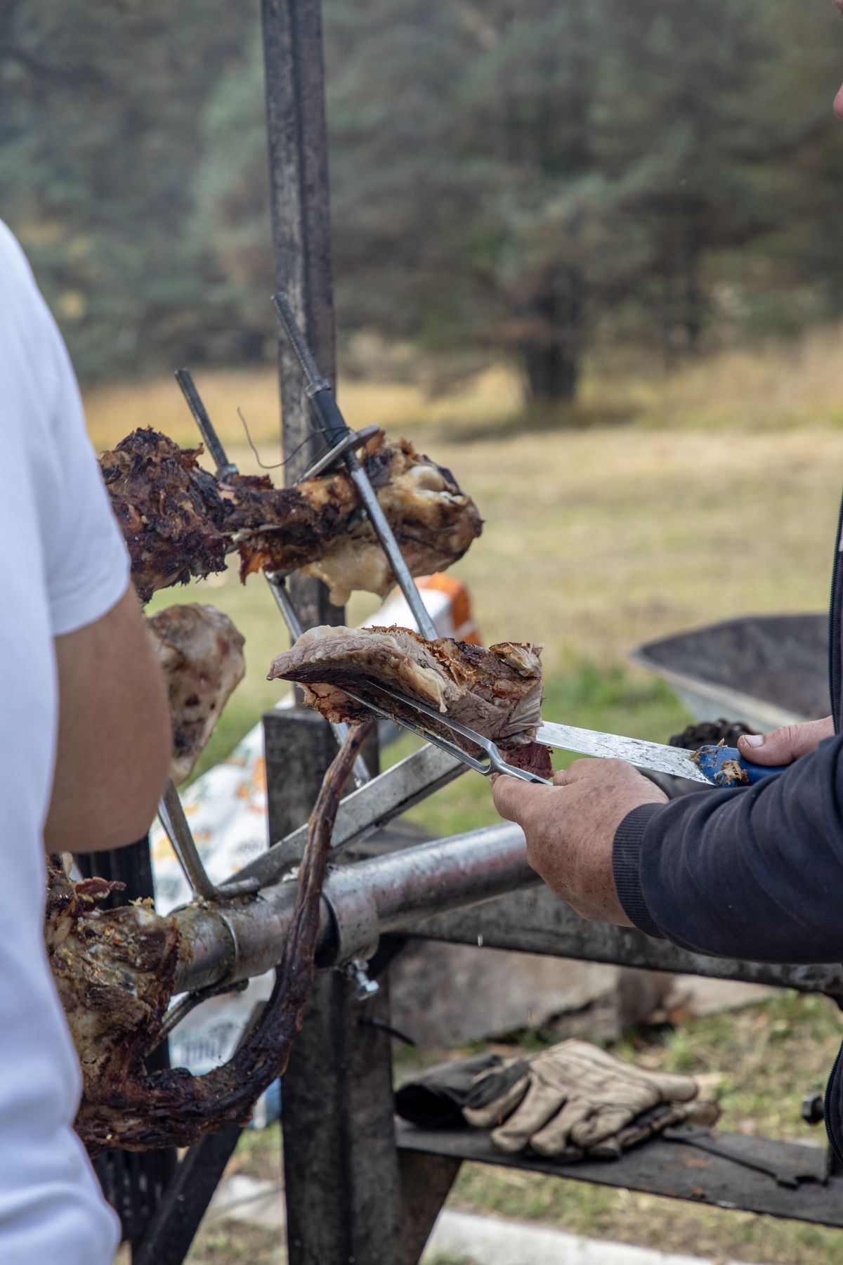 Şişte çevrilen oğlak kebabı servise hazır