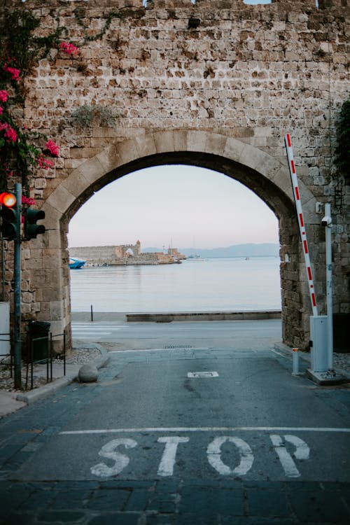 Foto profissional grátis de arcada, arcadas, beira-mar