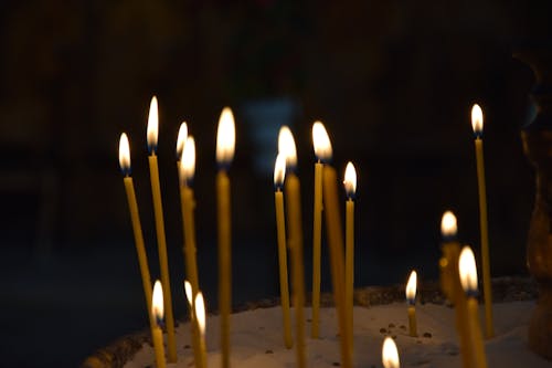 Бесплатное стоковое фото с восковые свечи, горение, ночь