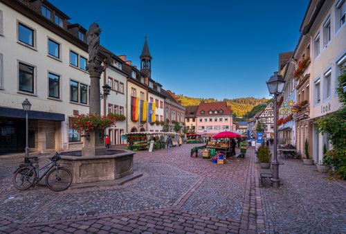 Free Colorful market square in Waldkirch, Germany, showcasing vibrant tenements and a lively atmosphere. Stock Photo
