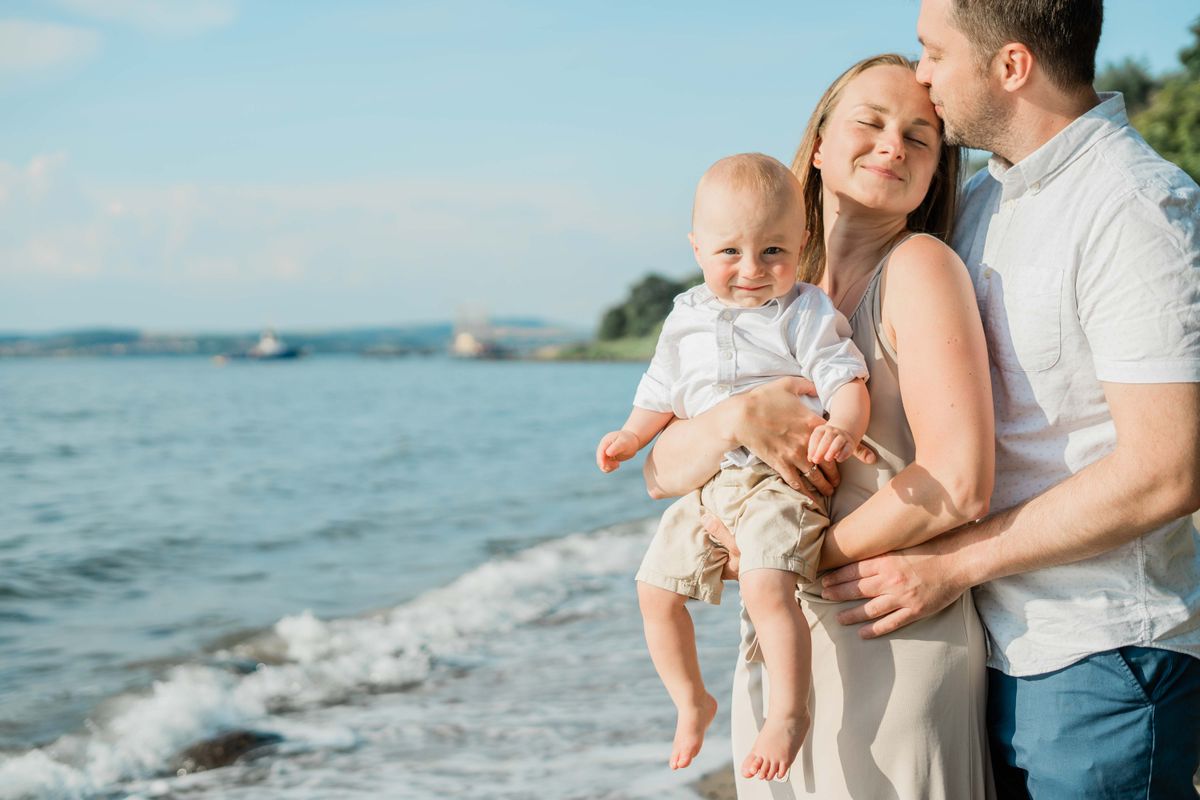 Familia con un niño pequeño junto al mar - guía para viajar con niños pequeños