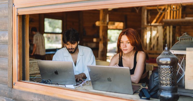 Guide complet du travail en full remote : métiers compatibles et outils à connaître