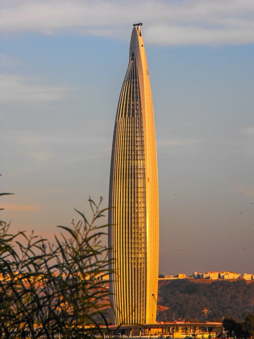 Бесплатное стоковое фото с Башня Мохаммеда Ви, вертикальный выстрел, город