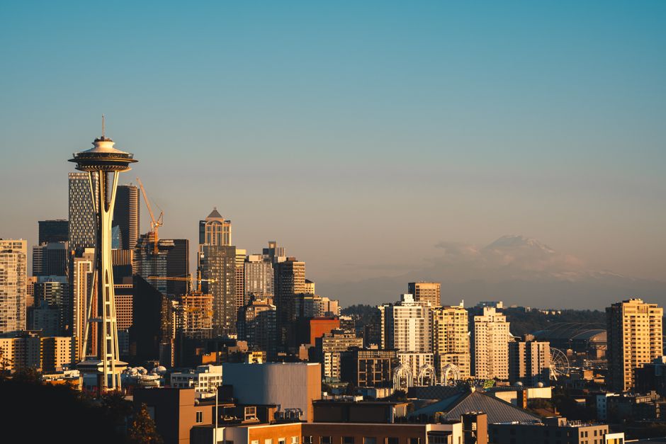 Skyline of Seattle with Mount Rainier in the background, residential areas in the foreground