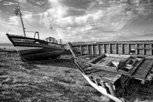 Fotos de stock gratuitas de abandonado, barcos, blanco y negro