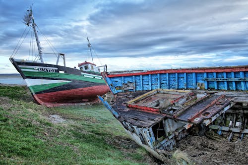 Foto profissional grátis de abandonado, barco de pesca, beira-mar