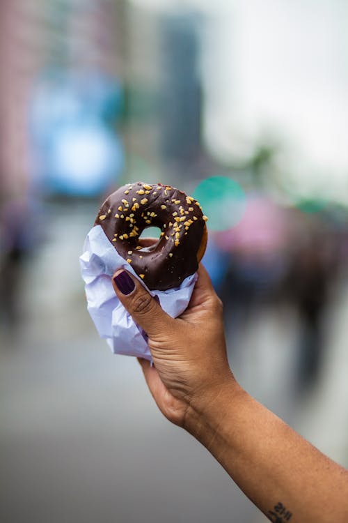 Persona Sosteniendo Donut