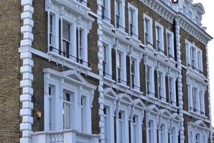 Victorian stucco and brick facade with sash windows — photo by Emílie Šmeráková on Pexels