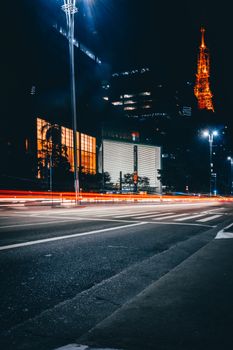 这张夜间照片使用长时间曝光拍摄于圣保罗一条繁忙的街道，展现了充满活力的城市灯光