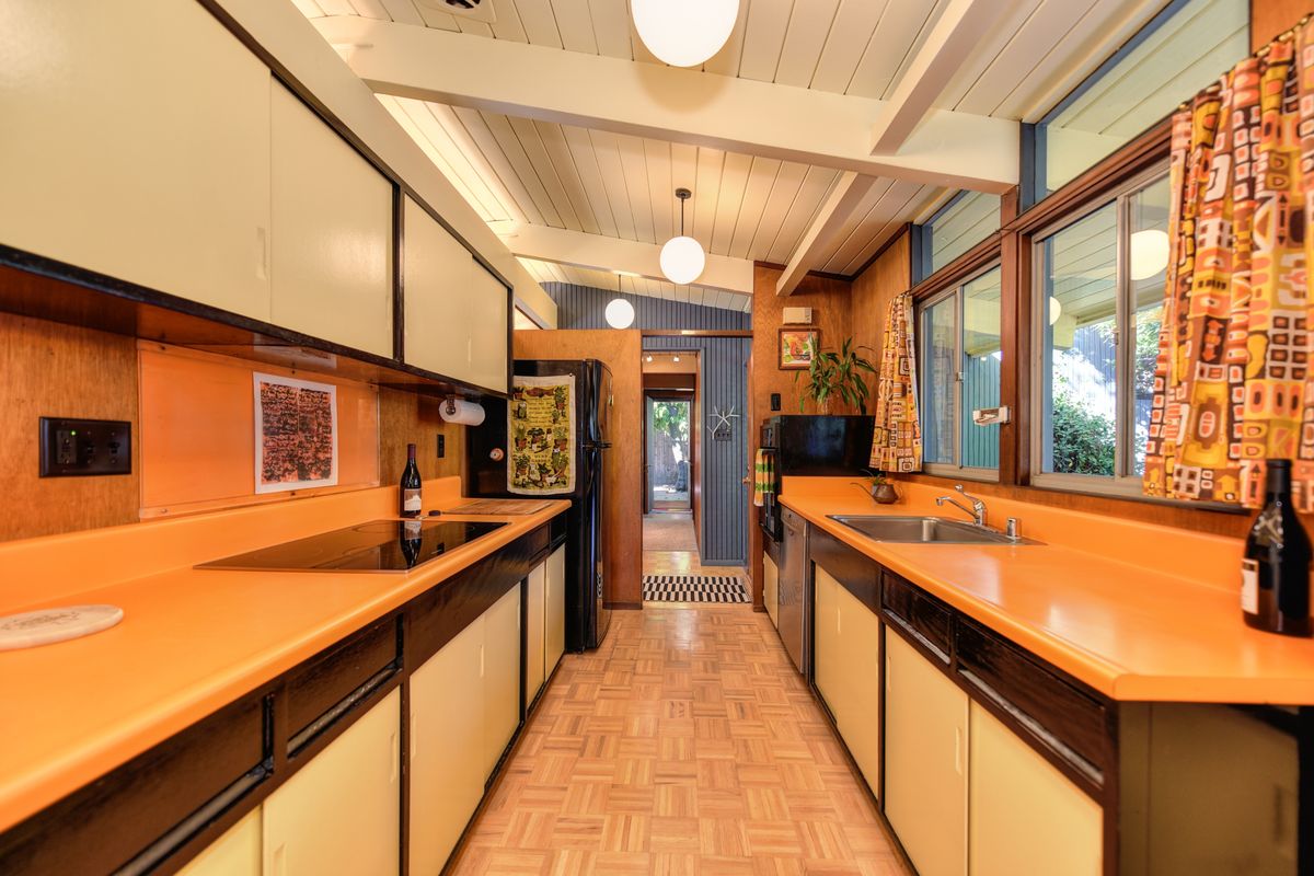 Backsplashes That Add Warmth Without Commitment