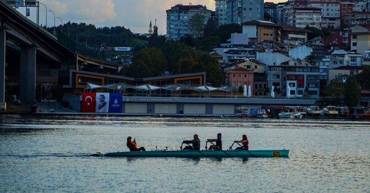 People Rowing on River in Town in Turkey · Free Stock Photo