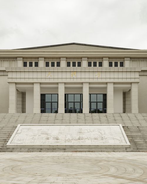 Free A striking neoclassical building with columns and grand entrance, showcasing urban architecture. Stock Photo