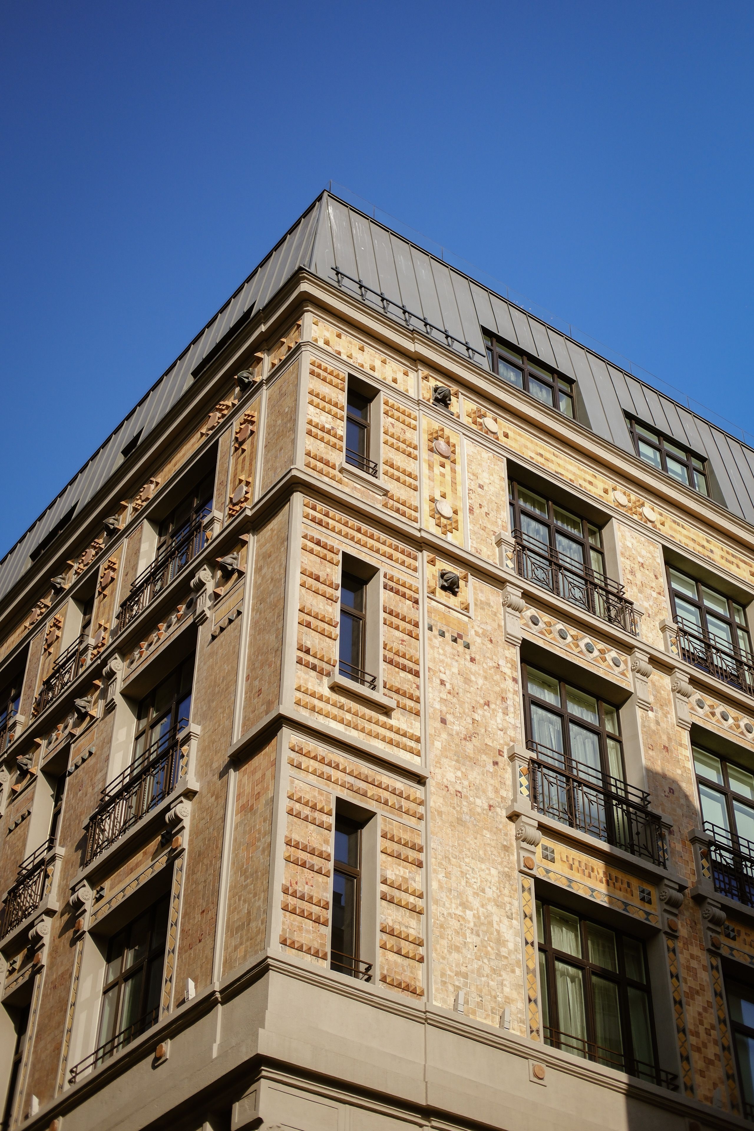 A tall building with windows and a blue sky · Free Stock Photo