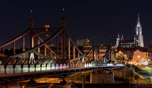 夜間的城市橋樑表示