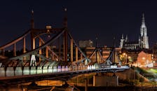 城市景观展示了美丽的桥梁和夜间的大教堂建筑