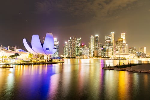 Quang Cảnh Buổi Tối Của Bảo Tàng Khoa Học Nghệ Thuật Singapore Với Hình ảnh Phản Chiếu Của Mặt Nước