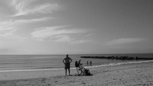남자, 모래, 물의 무료 스톡 사진