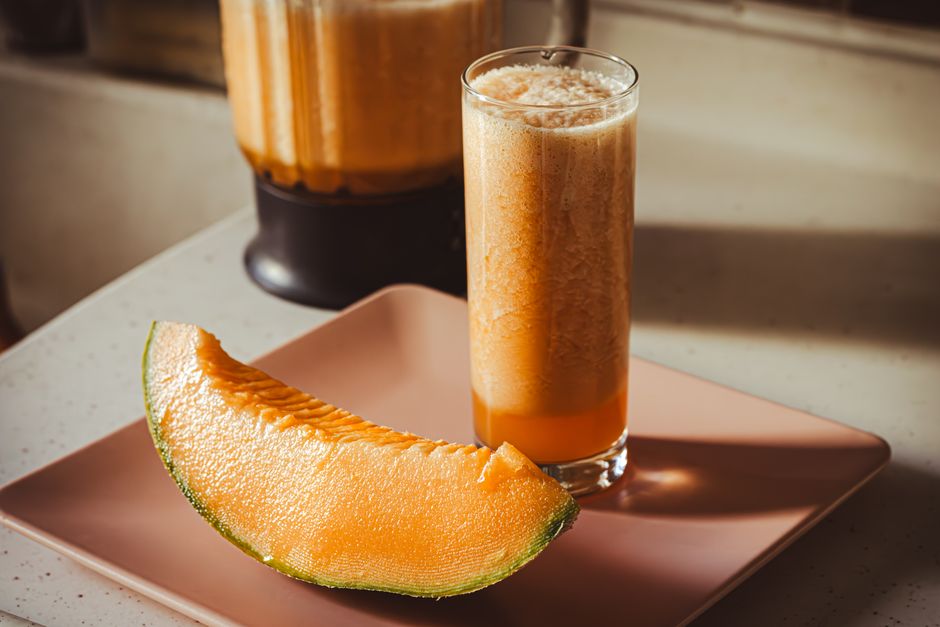How Immersion Blenders Solve Soup and Smoothie Prep Challenges for Home Cooks Delicious cantaloupe smoothie with a fresh melon slice, perfect for a healthy snack.
